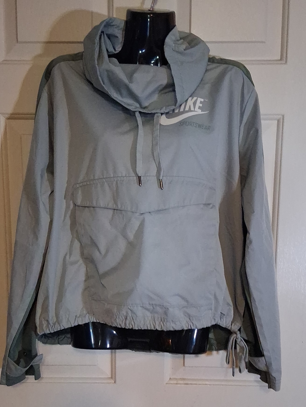 Nike Women’s Light Gray Pullover Anorak Jacket with Drawcord Funnel Neck